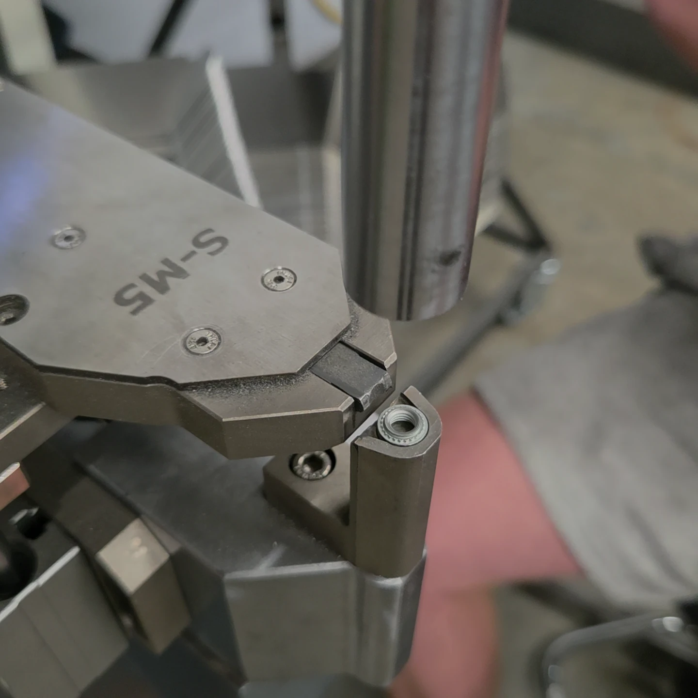 Insert-setting machine fitting hardware into a sheet-metal component